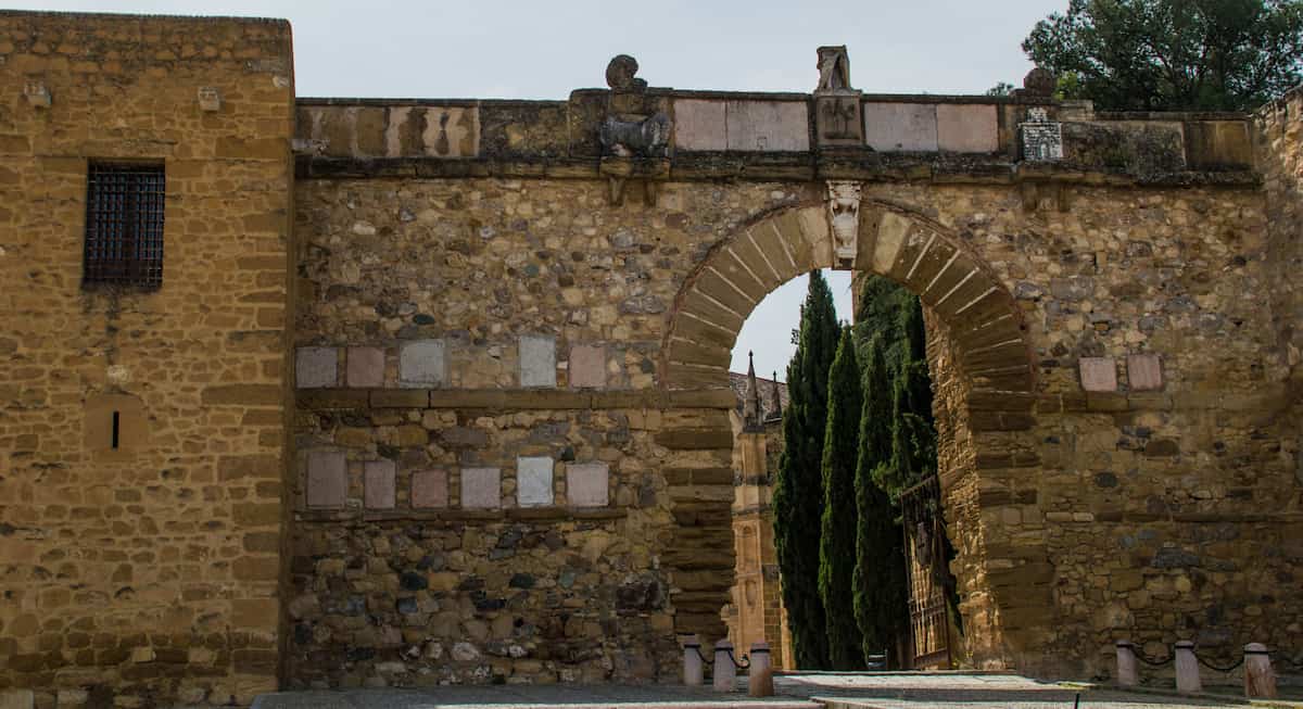 Arco de los Gigantes en el centro histórico de Antequera