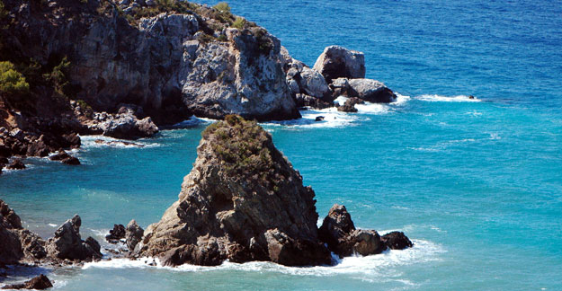 Klippen und Buchten des Naturparks Maro-Cerro Gordo