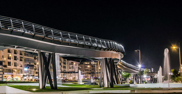 Boulevard von San Pedro de Alcántara mit Fußgängerbrücke