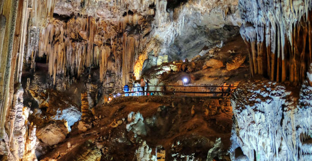 Columnas espectaculares en el interior de la Cueva de Nerja