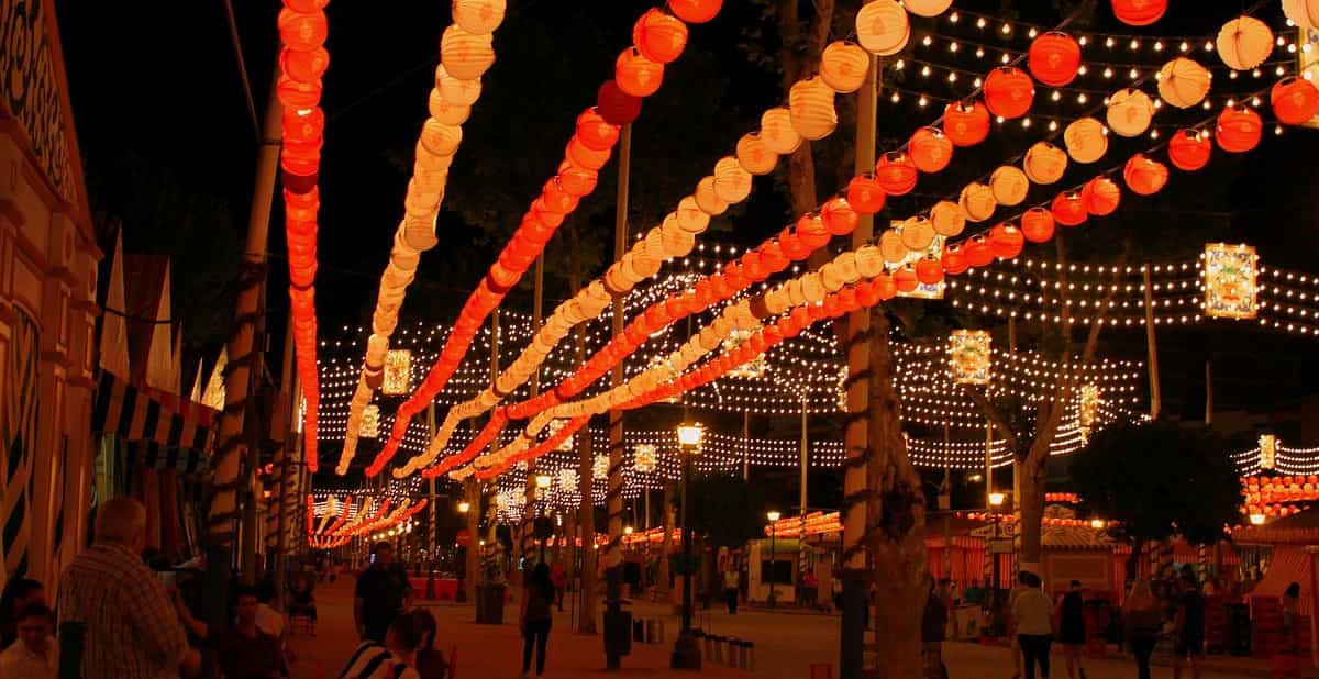 April-Volksfest in Sevilla mit Festbuden, Kutschen und traditionellen Trachten