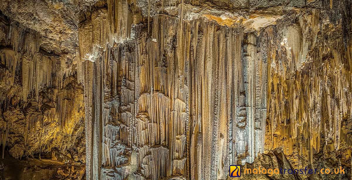 Inneres der Höhle von Nerja