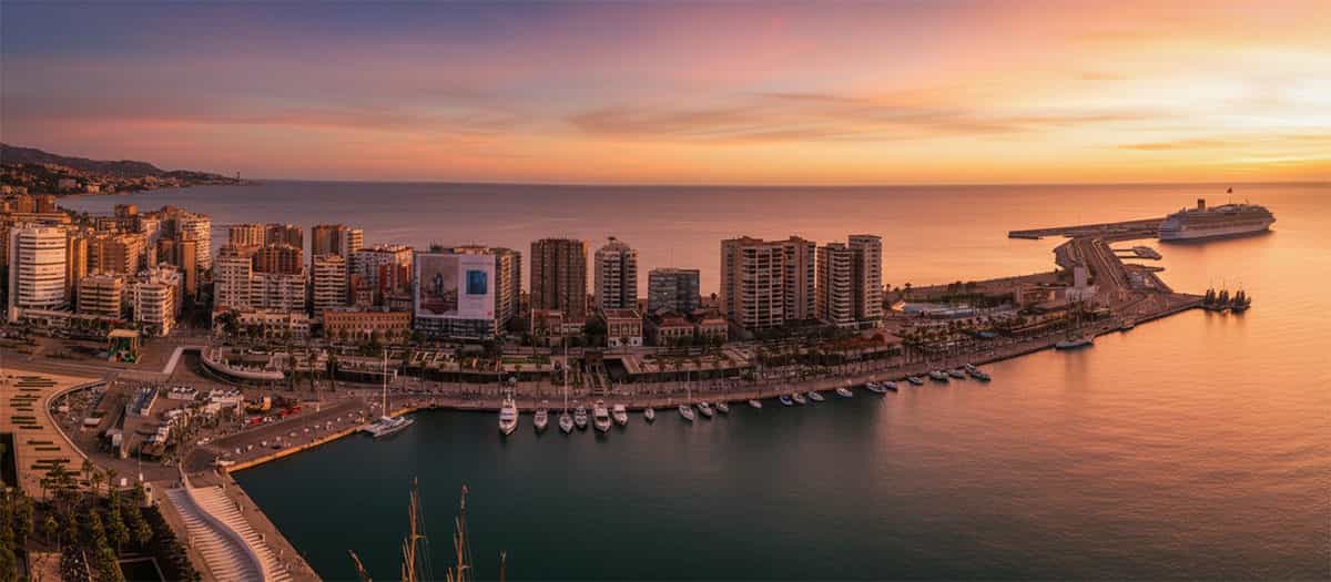 Sonnenuntergang im Hafen von Málaga
