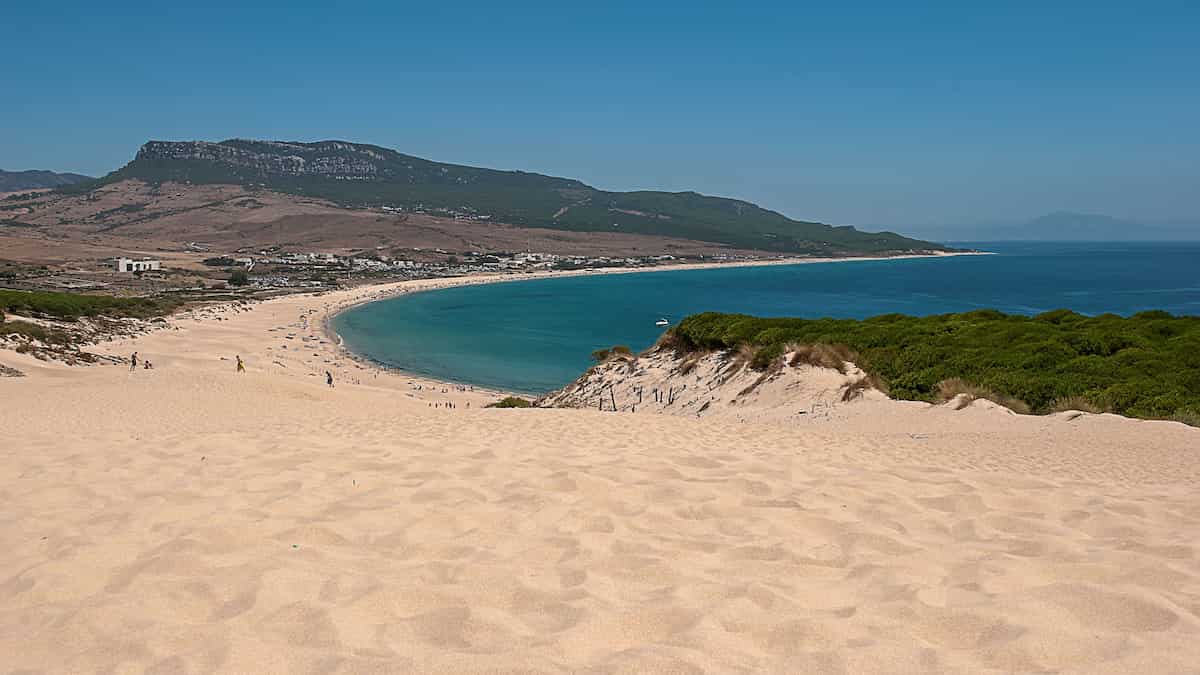 Strand von Bolonia mit Dünen im Hintergrund